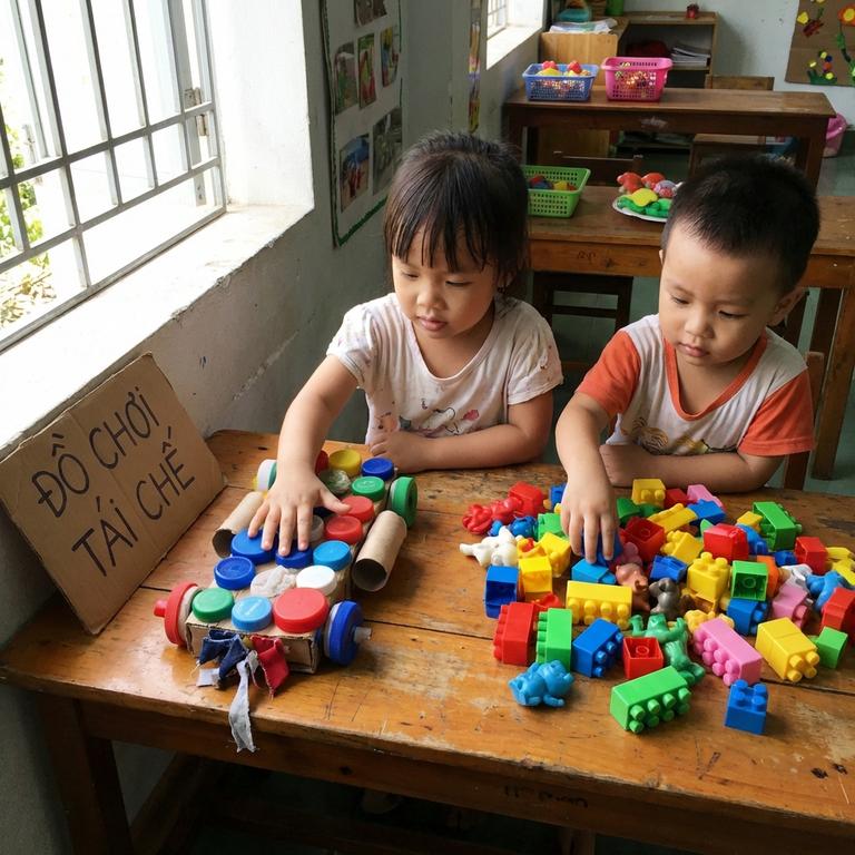 So Sánh Đồ Chơi Mầm Non Từ Phế Liệu Và Đồ Chơi Công Nghiệp