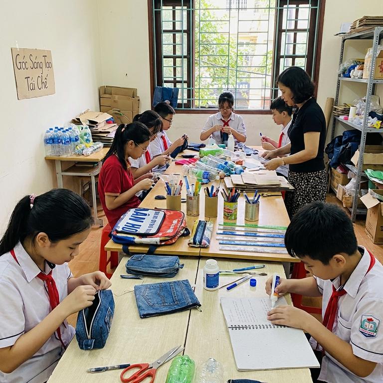 Tại sao tái chế phế liệu thành đồ dùng học tập là xu hướng tất yếu?